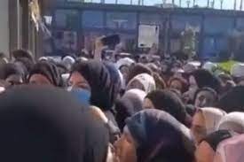 بالفيديو: زحمة خيالية أمام محل للألبسة النسائية في صور!