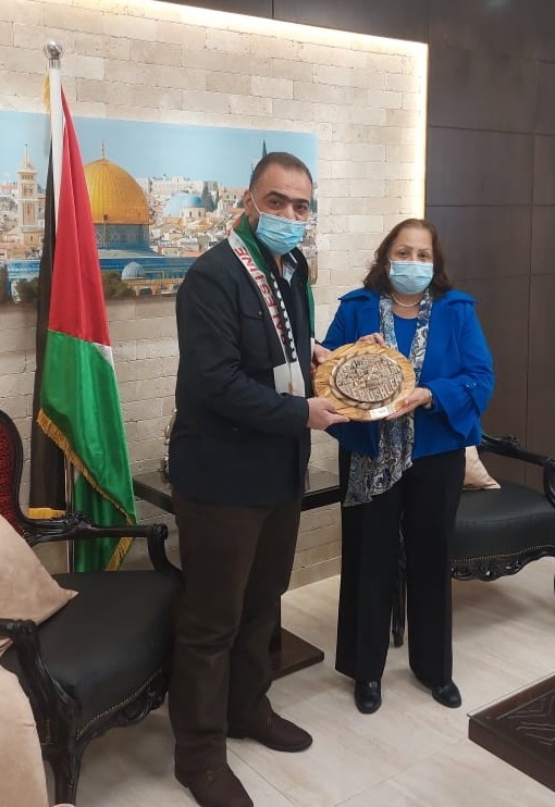 وزيرة الصحة الفلسطينية تكرم مدير عام مستشفى الشهيد محمود الهمشري