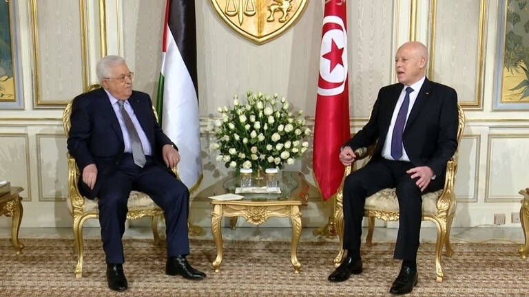الرئيس الفلسطيني يقلد نظيره التونسي القلادة الكبرى لدولة فلسطين