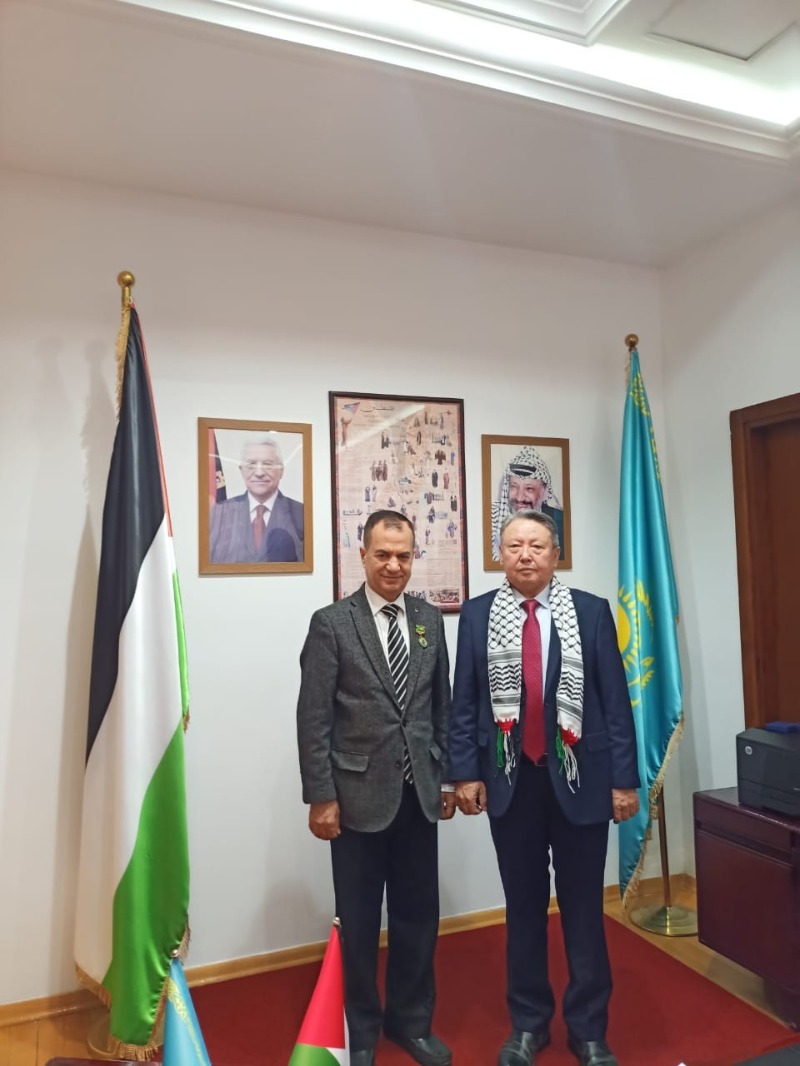 جمعية الصداقة العالمية بكازاخستان تقلد سفير فلسطين ميدالية الصداقة بين الشعبين