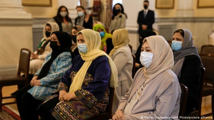 تجنبا لطلب تعويضات.. ملايين اللاجئين قد يحرمون من لقاحات كورونا