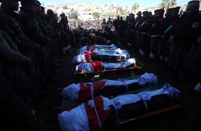 الرئيس عباس ‏اعتبر ضحايا حادث "لقمة العيش" شهداء وعزى أهالي عقربا