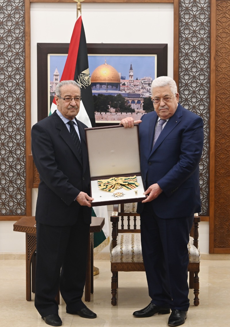 "الرئيس عباس"  يمنح القائد الوطني "تيسير خالد" وسام نجمة الشرف من الدرجة العليا