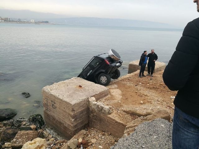 سقوط سيارة بالبحر في الميناء...