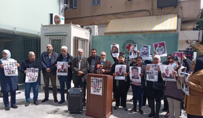 وقفة تضامنية مع الأسرى الفلسطينيين لمناسبة "يوم الارض" أمام مقر الصليب الأحمر في الحمرا ومذكرة طالبت بتدخل دولي عاجل