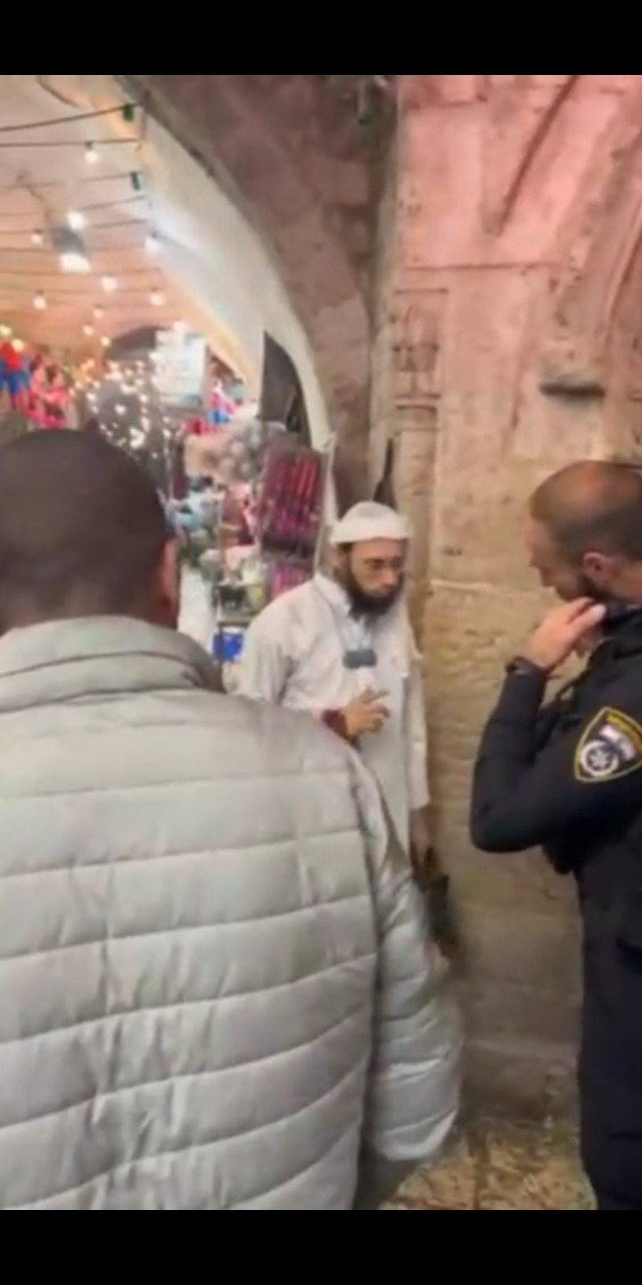 بالفيديو: لحظة إمساك مستوطن متنكر يحاول الدخول الى المسجد الاقصى في القدس الشريف.