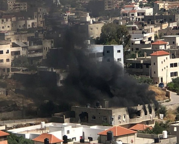 حريق كبير وإطلاق للنار من قبل قوات الاحتلال في مخيم جنين تجاه أحد المنازل