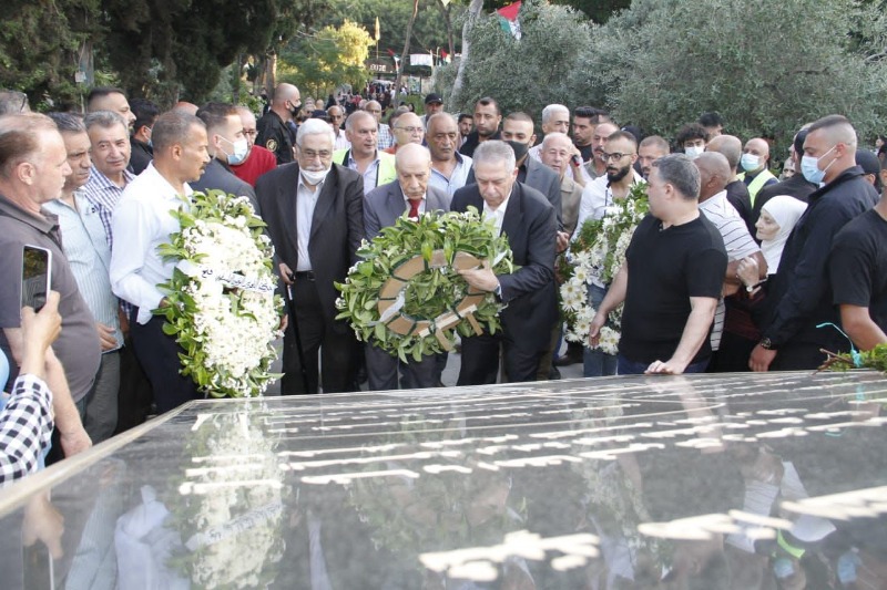 نيابة عن الرئيس عباس.. السفير  دبور يضع اكليل من الورد على النصب التذكاري لشهداء الثورة في بيروت