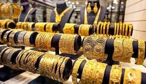 طابورٌ من نوع جديد في لبنان.. أفراده يحملون آلاف الدولارات!