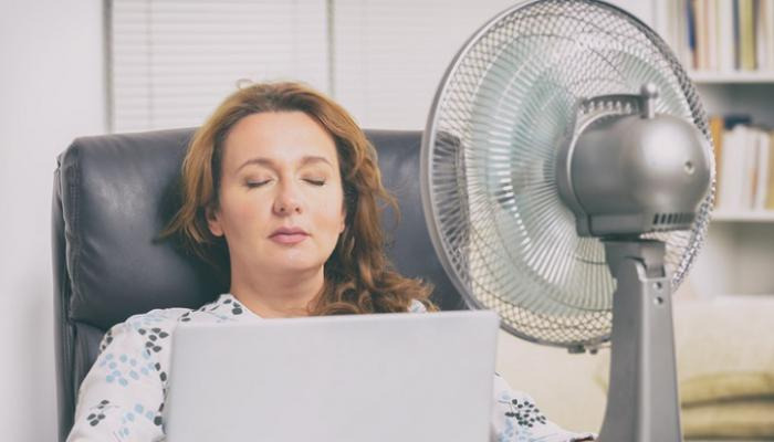 إرشادات لتفادي مخاطر النوم أمام المروحة