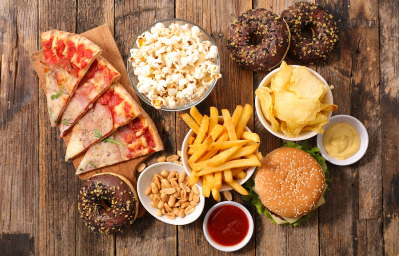 اليكم أبرز الأطعمة التي تضر بالدماغ
