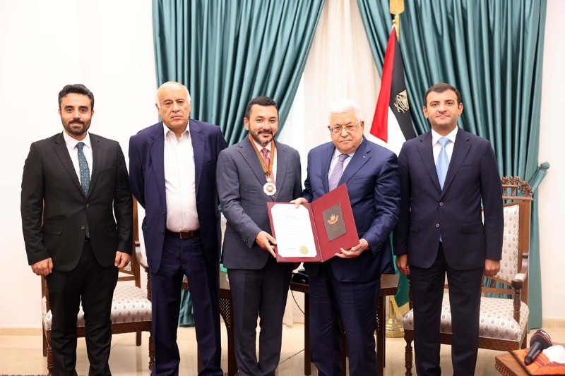 الرئيس عباس يقلد رئيس منتدى التعاون الإسلامي للشباب "نجمة الاستحقاق"
