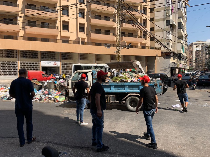 شباب "التنظيم الشعبي الناصري" يرفعون النفايات من شوارع وأحياء صيدا لليوم الثاني على التوالي