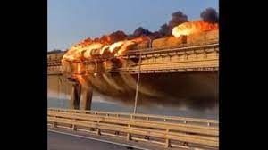 بالفيديو:  وقوع انفجار ضخم على جسر كيرتش الرابط بين جزيرة القرم وروسيا