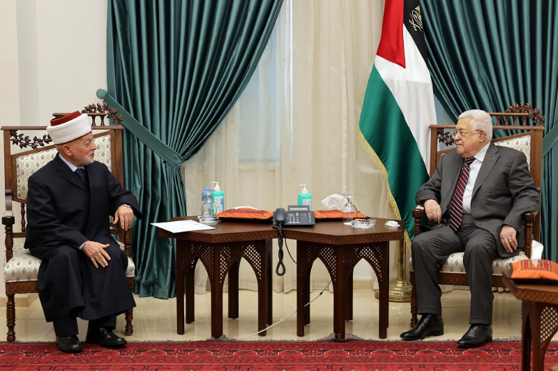 الرئيس عباس يستقبل مفتي القدس والديار الفلسطينية