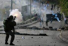 إصابات بالاختناق خلال مواجهات مع الاحتلال وسط مدينة الخليل