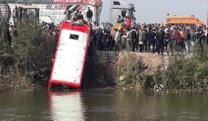 مقتل 19 شخصا إثر انقلاب حافلة صغيرة في مصر