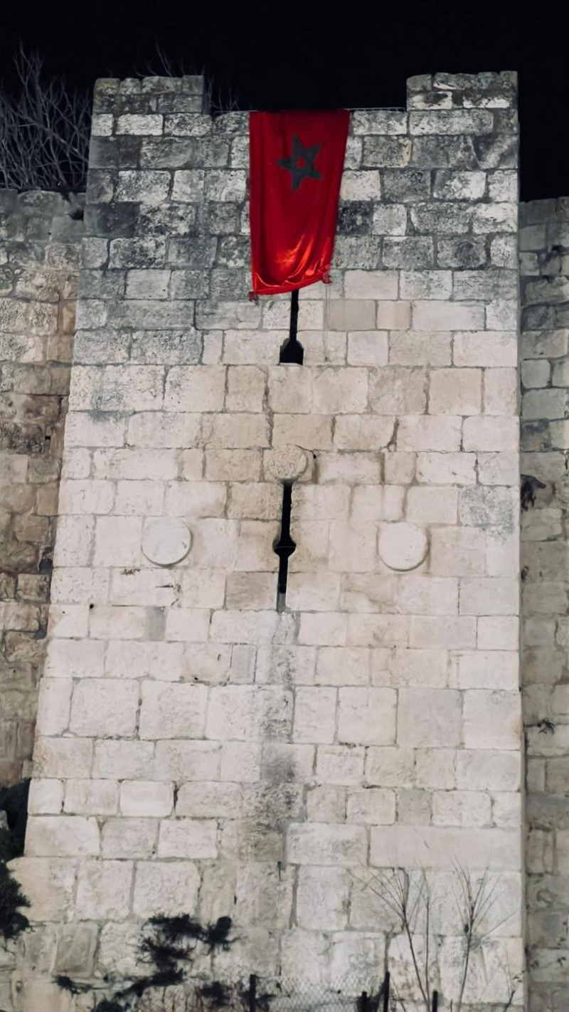 رفع علم المغرب على سور القدس