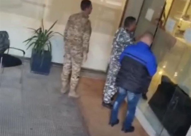 بالفيديو.. عسكري يحاول الحصول على راتبه من "بنك الاعتماد اللبناني" .. والأخير يذلّه!