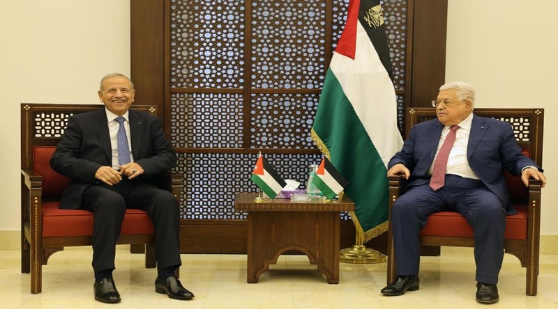 الرئيس عباس يلتقي نائب رئيس الوزراء الأردني