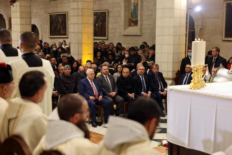 الرئيس عباس يحضر قداس منتصف الليل في بيت لحم