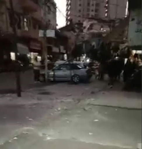 بالفيديو.. انهيار شرفة مبنى قرب مستشفى حمود في صيدا والعناية الالهية منعت وقوع اصابات!
