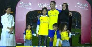 جورجينا رودريغز ترتدي العباءة وتتحدث العربية في السعودية...