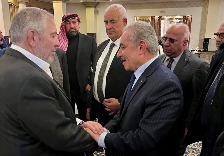 ممثلا عن الرئيس عباس: رئيس الوزراء اشتية يقدم واجب العزاء بوفاة رئيس الوزراء الأردني الأسبق