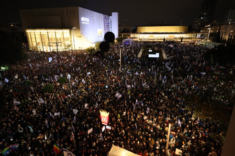 الآلاف يتظاهرون ضد «انقلاب» نتنياهو وائتلافه على القضاء تعزيزاً للفساد