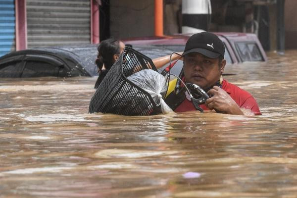الفيضانات في الفلبين تحصد أرواح عشرات الأشخاص