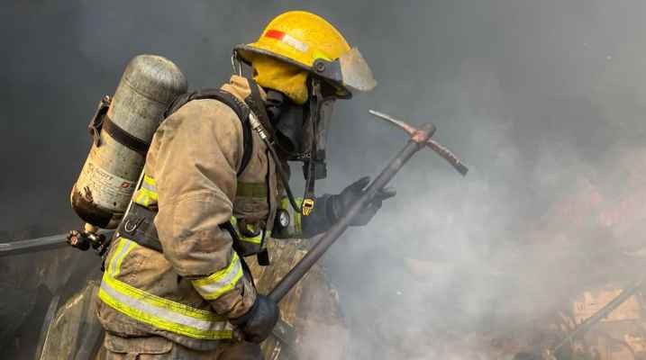 إخماد حريق داخل مستودع للكرتون في الأوزاعي