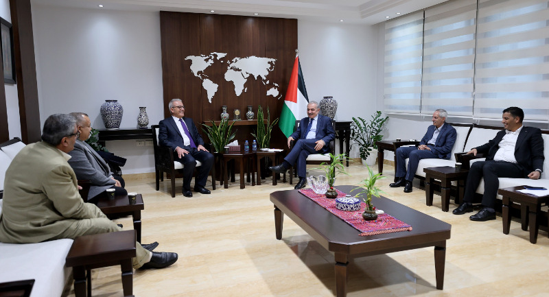 رئيس الوزراء اشتية يلتقي وفدا من غرفة تجارة وصناعة محافظة غزة