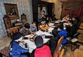 المُعلّمة سوسن تحوّل منزلها إلى مدرسة مجّانية