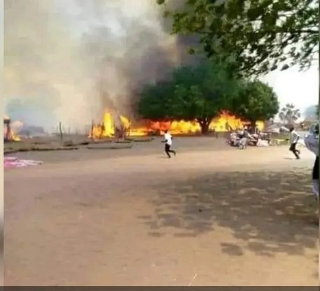 بالصور.. نيران تخرج من باطن الأرض وتلتهم عشرات المنازل في السودان