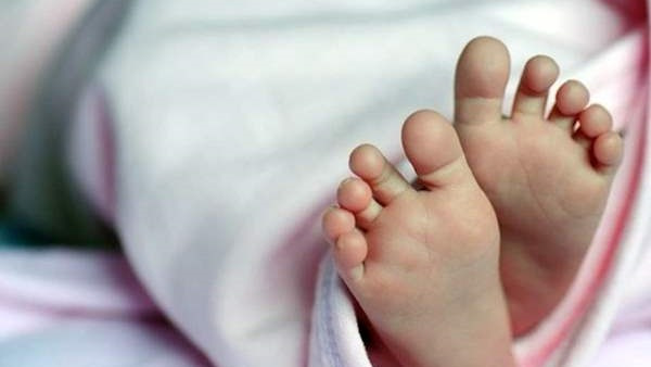 بسبب بكائها المستمر.. أب يكتم أنفاس طفلته حتى الموت!