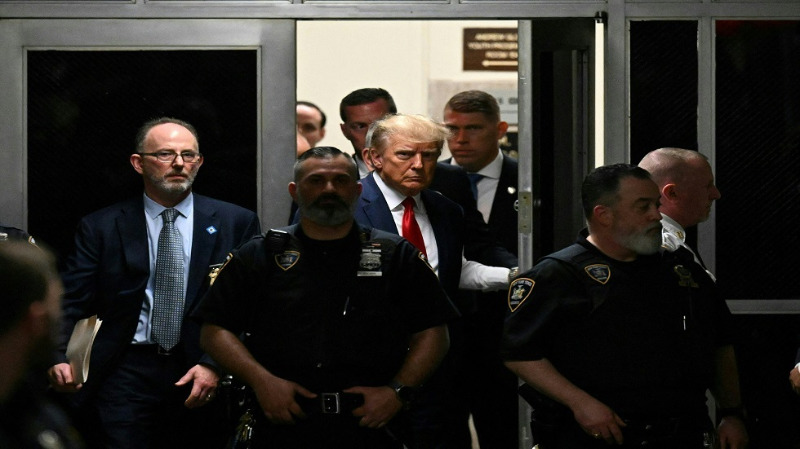 ترامب يغادر الاحتجاز بعد أخذ بصماته متوجها إلى قاعة المحكمة