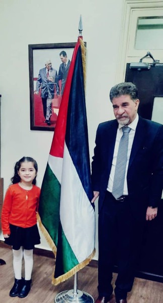 السفير عبد الهادي يكرم الطفلة شام البكور الفائزة بالمركز الأول بتحدي القراءة العربي