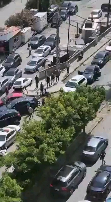 بالفيديو: إشكالٌ وتضارب بين فنان وعنصر في قوى الأمن!