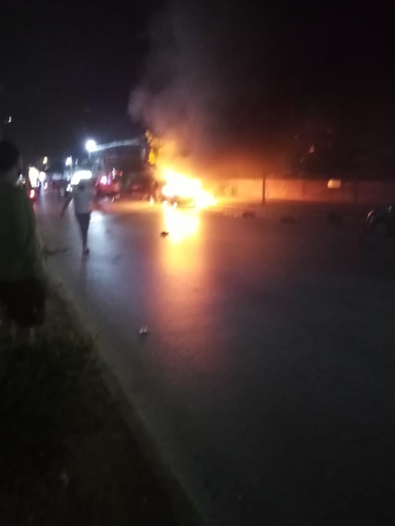 إنفجار سيارة ليلا على طريق المطار ونجاة ثلاث شبان كانوا بداخلها
