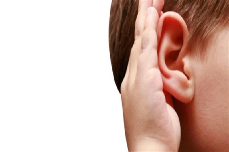أم في حالة صدمة.. هذا ما عثرت عليه في أذن إبنتها