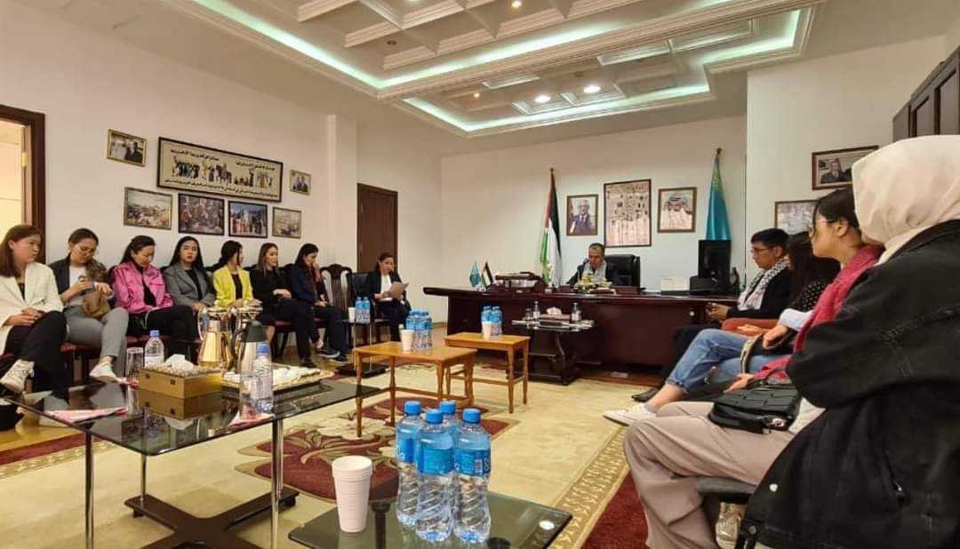طلاب المدرسة الدبلوماسية الكازاخستانية ينظمون زيارة تضامنية للسفارة الفلسطينية في الذكرى الـ 75 للنكبة