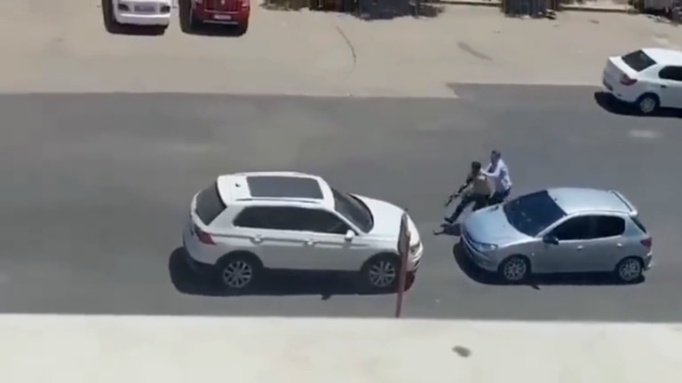 بالفيديو.. شاب يقتل طليقته ووالدها ببندقية صيد وسط الشارع!