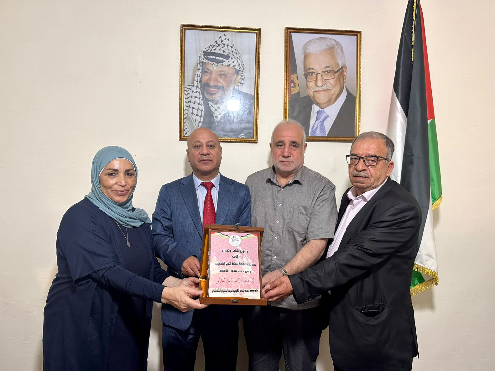 حركة "فتح" في منطقة صيدا تقدم درعاً تكريمياً إلى د. أحمد أبو هولي