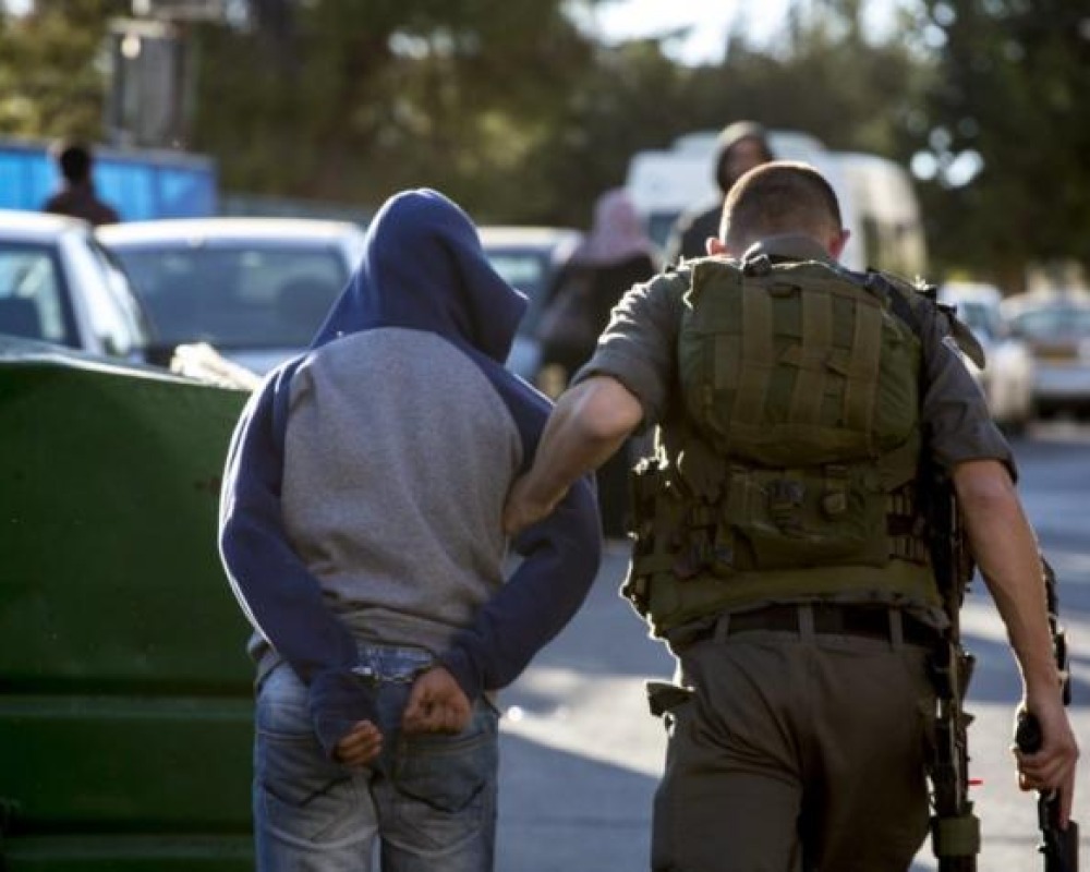 الاحتلال الاسرائيلي يواصل التضييق على الفلسطييين ويشن حملة اعتقالات بالضفة والقدس