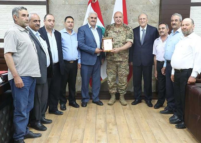 قائد الجيش استقبل الجراح مع وفد من بلدة عرسال