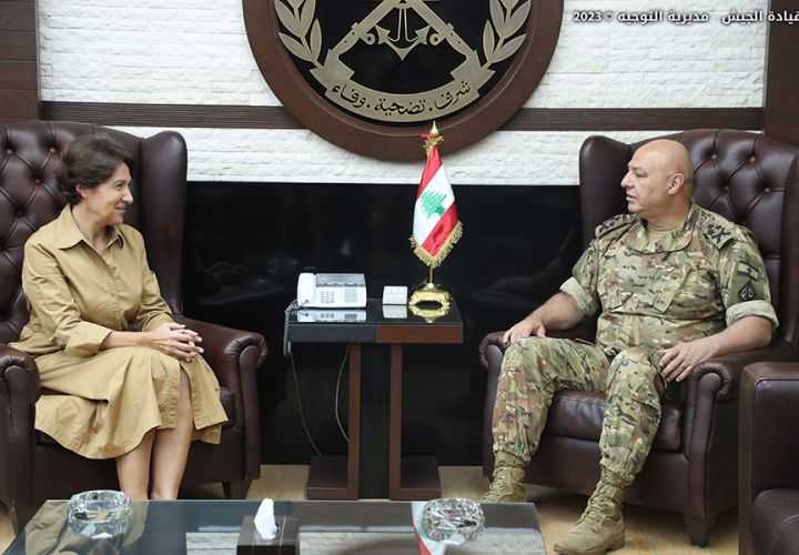 قائد الجيش يستقبل السفيرة الفرنسية بزيارة وداعية