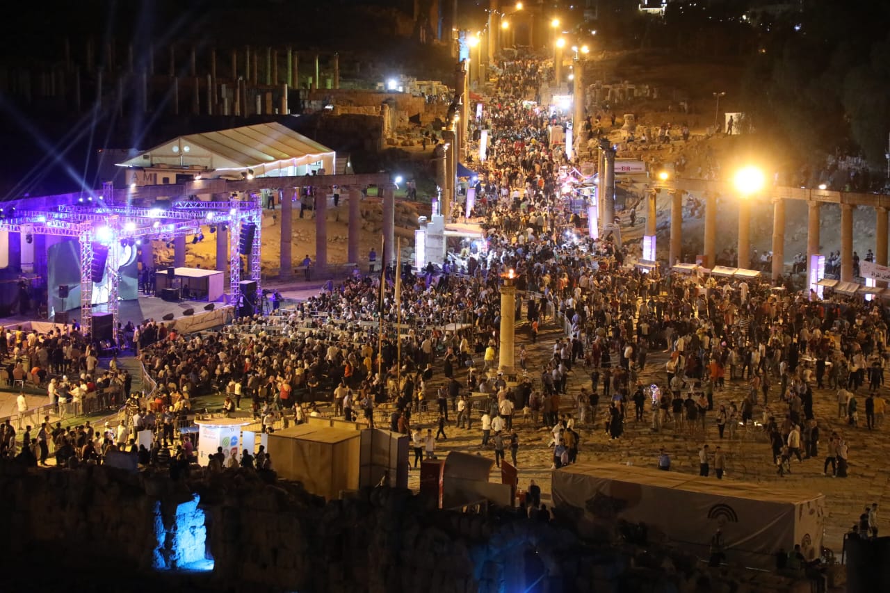 الساحة الرئيسية في "مهرجان جرش".. قمر ينير عتمة التاريخ بنور الحاضر