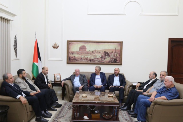 "فتح" و"حماس" بعد اجتماعهما بسفارة فلسطين في بيروت.. تأكيد على وقف اطلاق النار وتسليم المطلوبين