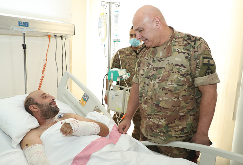 قائد الجيش تفقّد عسكريَّين جريحَين في مستشفى أوتيل ديو
