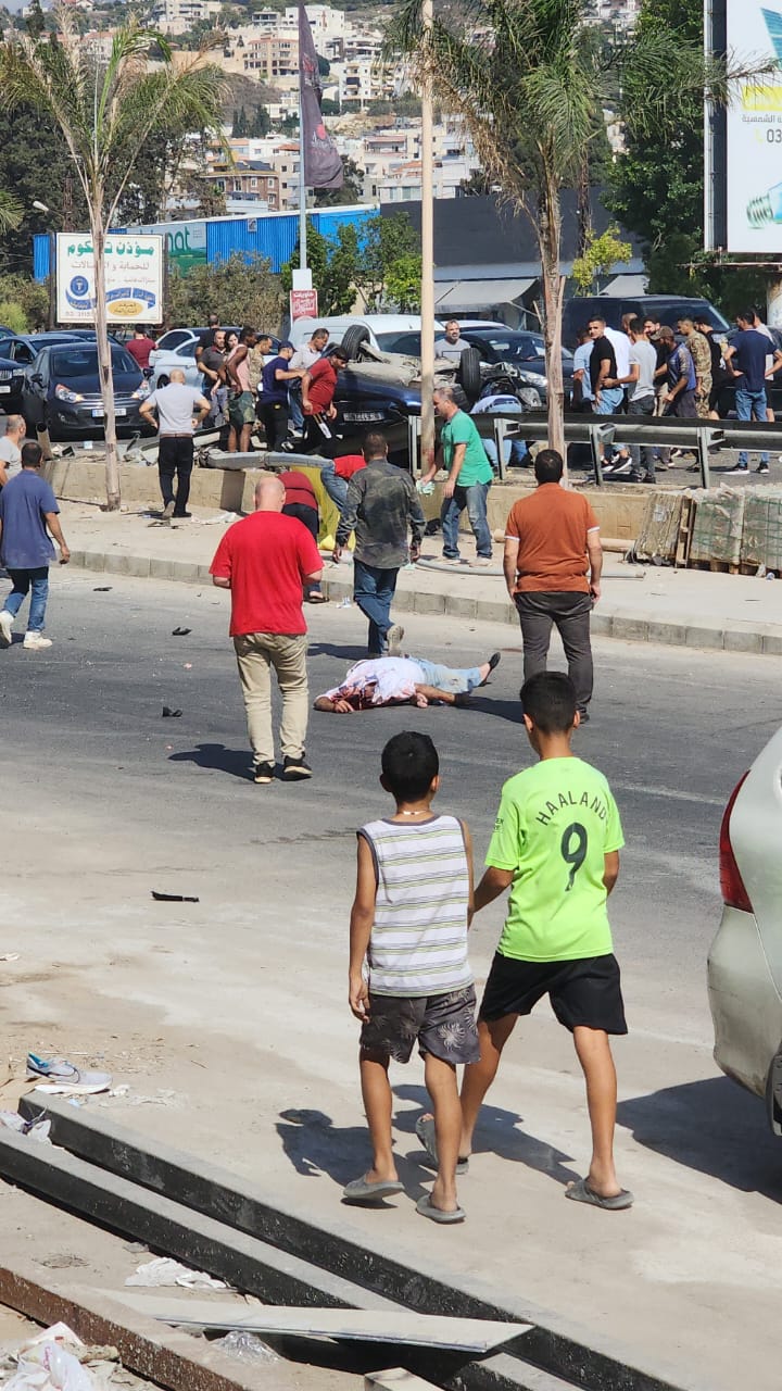 بالصور.. 3 قتلى نتيجة اصطدام سيارة بعمود إنارة على اوتوستراد الغازية